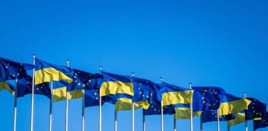 EU og Ukraina flagg. Foto: Dušan Cvetanović, Pixabay