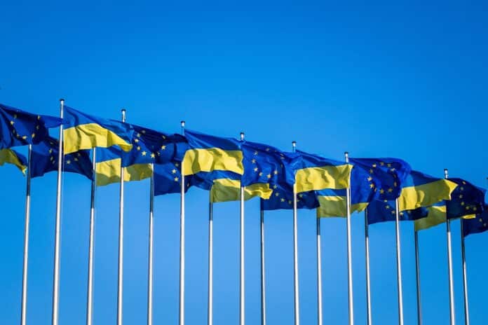 EU og Ukraina flagg. Foto: Dušan Cvetanović, Pixabay