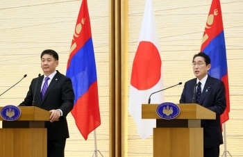 Statsminister Fumio Kishida og Mongolias president Ukhnaa Khurelsukh på en felles pressekonferanse under Japan-Mongolia Summit den 29. november 2022.