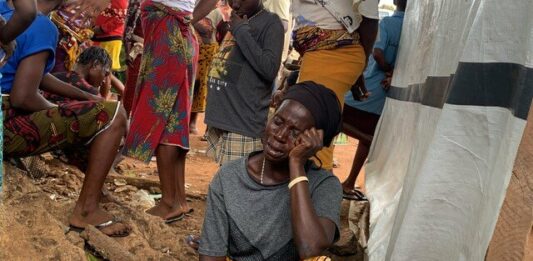 Pårørende for ofre i et massakerangrep utført av Fulani terrorister i desember 2023. Foto: Aid to the Church in Need