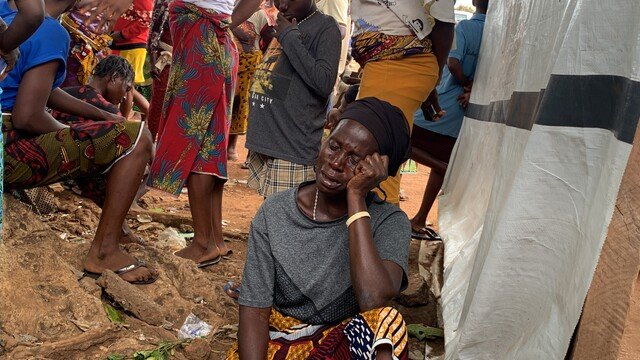 Pårørende for ofre i et massakerangrep utført av Fulani terrorister i desember 2023. Foto: Aid to the Church in Need