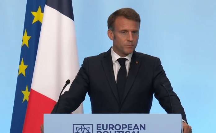 Macron på talerstolen under European Political Community