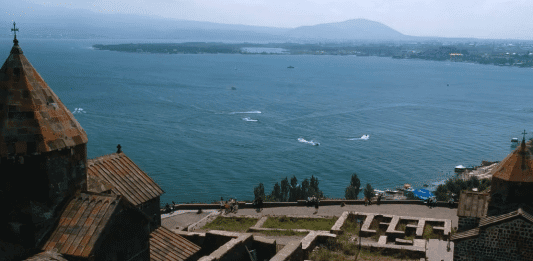 Armenia-kloster-sevansjøen