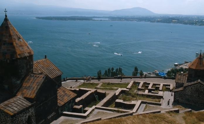 Armenia-kloster-sevansjøen