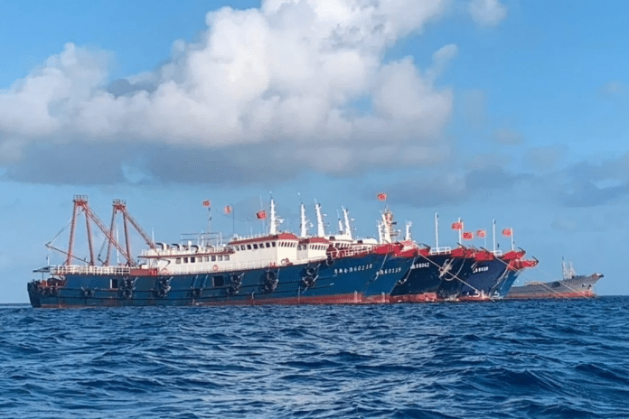 Kina-kinesiske-fartøy-fisketrålere-båter-rev-koralrev