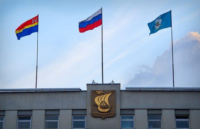 Kaliningrad-russisk-flagg-rådhus
