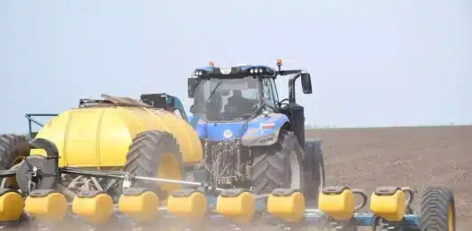 Ukraina-harving-landbruk-traktor