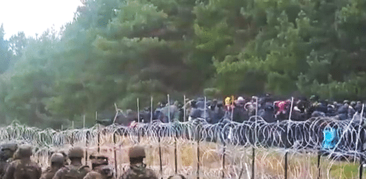 Polen-grense-migranter-belarus-angrep-gjerde