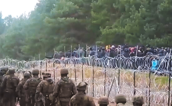 Polen-grense-migranter-belarus-angrep-gjerde