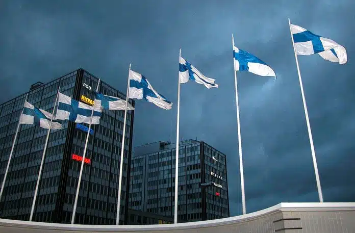 Finland-flagg-skyer-flaggstenger
