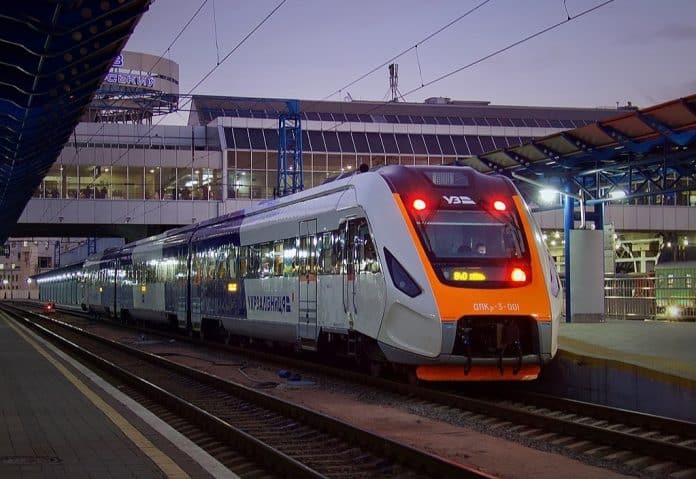 Ukraina-tog-togstasjon-Kyiv