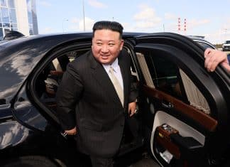 Kim Jong-uns svært politiske antrekk Aurus-senat-luksusbil-Kim-Jong-un-dress