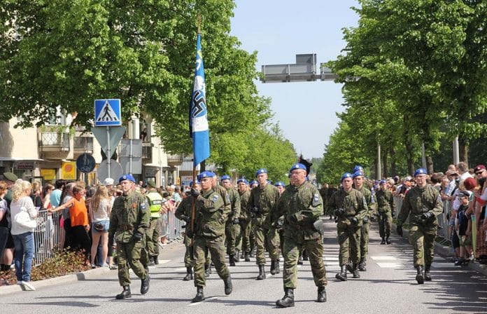 Finland-finsk-parade-flagg-hakekors-kontrovers-banner