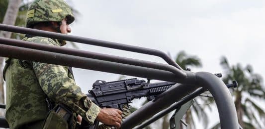 Mexico-soldat-maskingevær-patrulje-camo