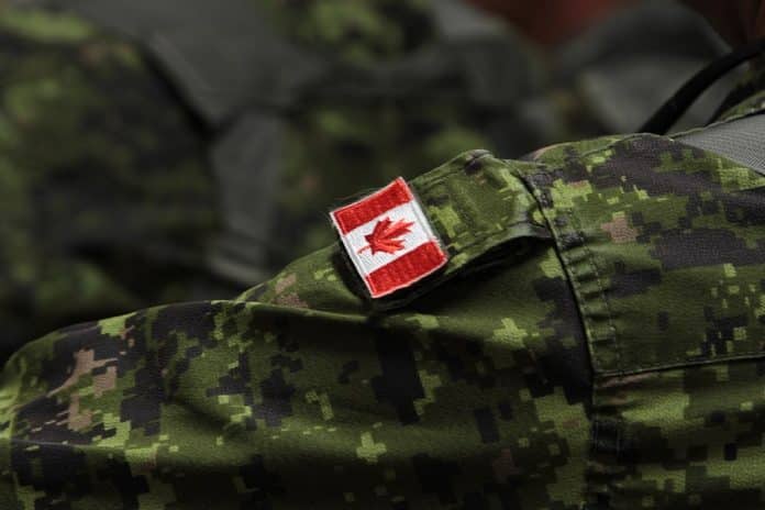 Canada-Uniform-Flagg-Soldat-camo