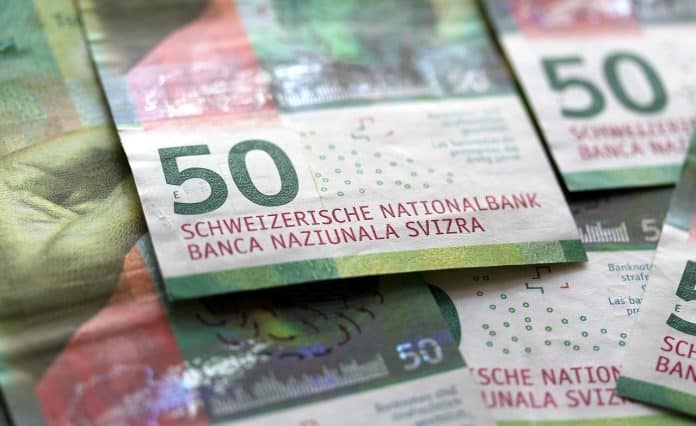 Sveits-franc-sedler-kontanter-penger-cash-pixabay