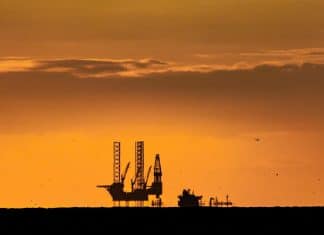 Kampen om oljen: USA, Kina og en ny global orden Oljerigg-nordsjøen-nederland-solnedgang-olje