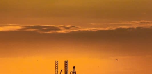 Oljerigg-nordsjøen-nederland-solnedgang-olje