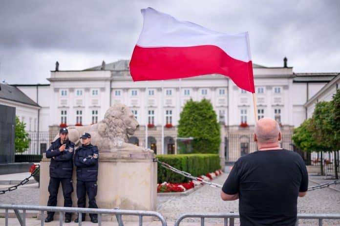 Polen-flagg-mann