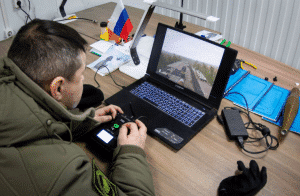 Russisk-soldat-drone-trening-skole-opplæring-simulator-laptop-pc-spill