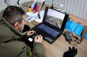 Russisk-soldat-drone-trening-skole-opplæring-simulator-laptop-pc-spill