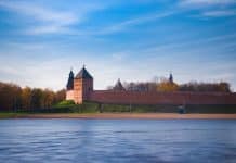 Legenden om Russland og «det tredje Roma» 🔒 Novgorod-Kreml-borg-Volkhov-elven-mur-Russland