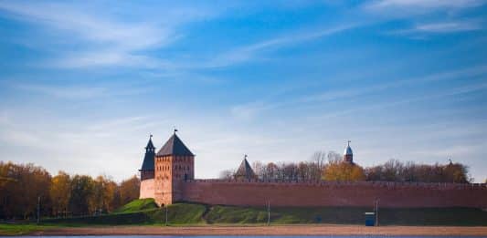 Novgorod-Kreml-borg-Volkhov-elven-mur-Russland
