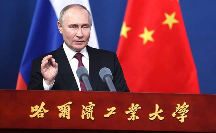 Kina-Putin-bilde-studenter-tale