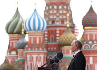 Trollmannen fra Kreml – en kritisk analyse Putin-kreml-tale-mikrofon-russland-president-victory-day-parade