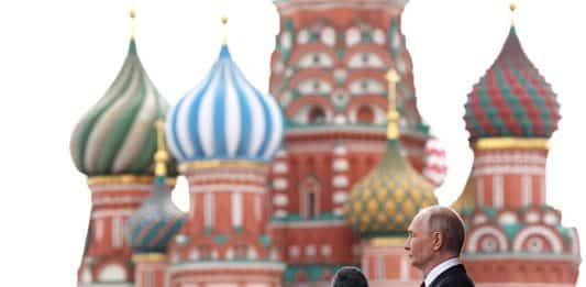 Putin-kreml-tale-mikrofon-russland-president-victory-day-parade