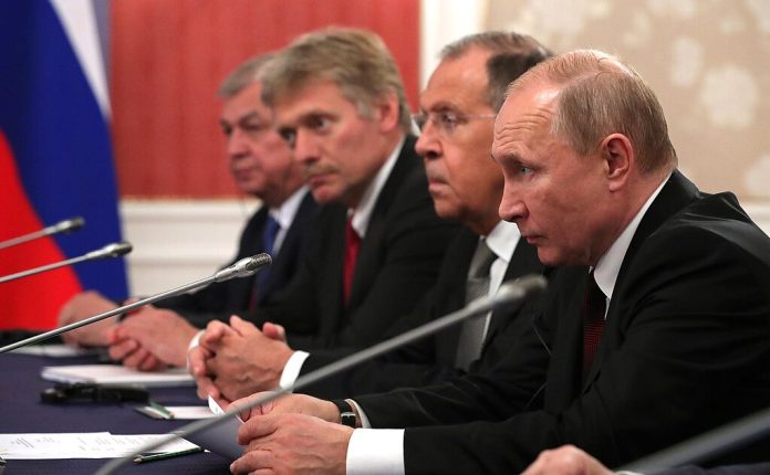 Kreml-putin-peskov-seriøs-møte-russisk-russland