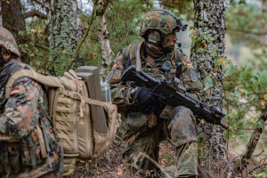 Tysk-soldat-bundeswehr-øvelse-skog-uniform-2021