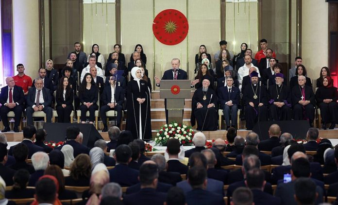 Erdogan-tale-innsettelse-autoritær-parti-ledelse-Tyrkia