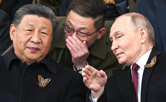 Nærbilde-Putin-Jinping-Xi-Kina-Russland-parade-hemmelig-samtale-tolk