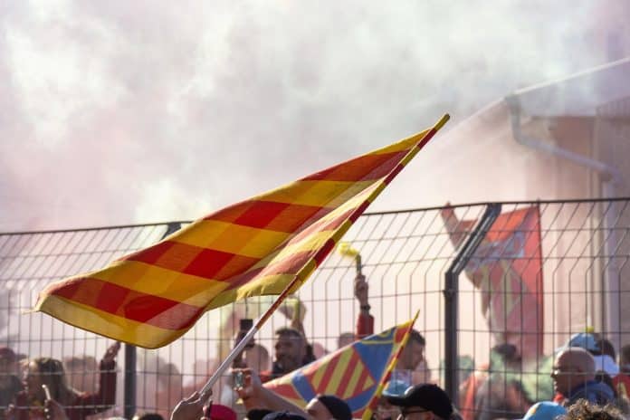Catalonia-flagg-fotball-spania-opprør-opptøyer