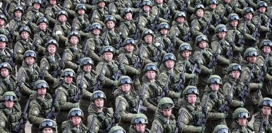 Fallskjermregiment-Russland-russisk-soldater-marsjerer-parade