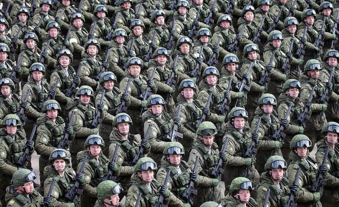 Fallskjermregiment-Russland-russisk-soldater-marsjerer-parade