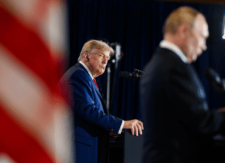 «Spirit of Anchorage» ett år etter: Trumps diplomati uten strategi Trump-putin-alaska-tale-mikrofon-snakker-toppmøte