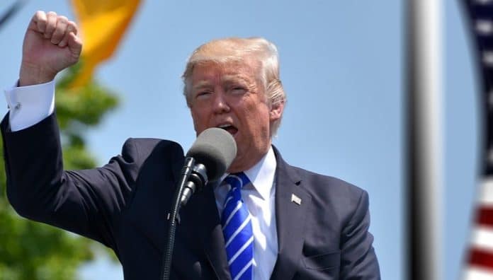 Trump-taler-knyttneve-mikrofon