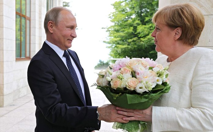 Putin-Merkel-Angela-Tyskland-Russland-Blomster-Tysk-naivitet