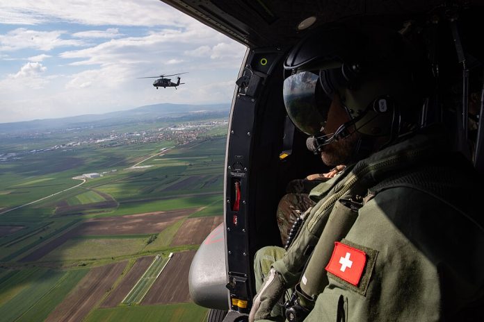 KFOR_Sveits NATO-sveits-flagg-helikopter