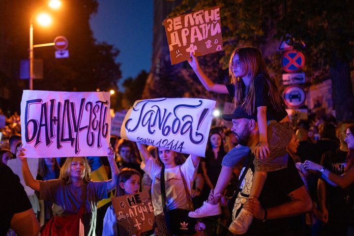 Kyiv-protester-korrupsjon-kritikk
