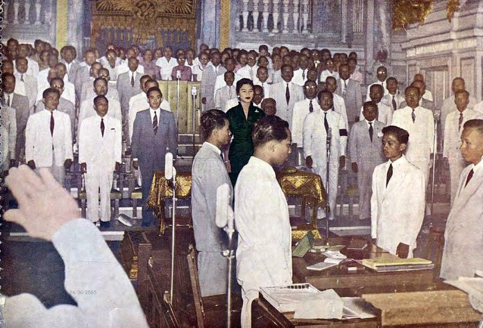 Pramuan_Phap_Song_Phanuat_(1956) Dronning-Thailand-kroning-1956