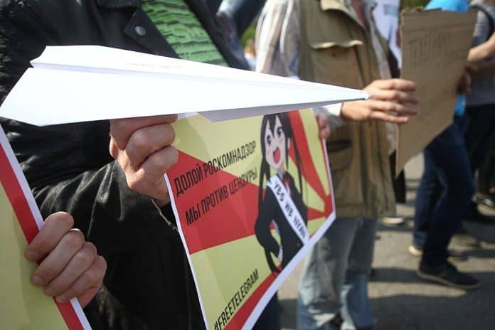 Rally_in_Telegram_support_in_Kaliningrad_(2018-04-30)_08 Russland-telegram-app-demonstrasjon-Logo-apper-melding