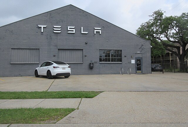 Tesla_store_at_Tchoupitoulas_&_Washington,_Irish_Channel,_New_Orleans_4_April_2025_-_10
