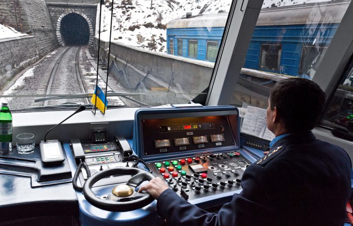 Ukraina-tog-skinner-togselskap-fører