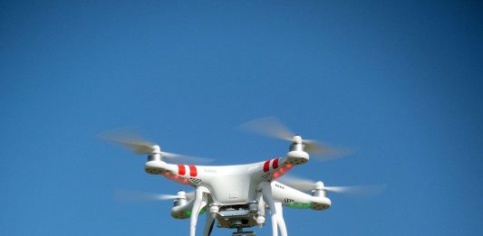 Drone-overvåking-spionering-baser-droner-quadcopter