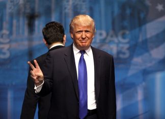 Trump spiller gal mens han teller dollar