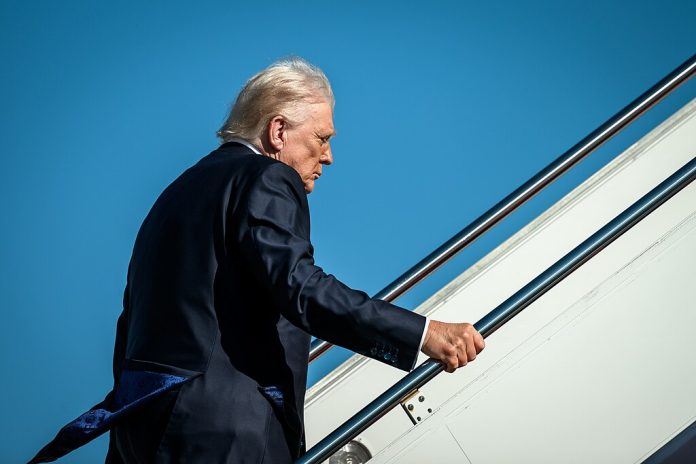 Donald-Trump-USA-president-Air-Force-One-trapp-2025-november-bilde