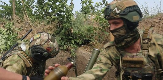 Russisk-soldat-2023-ukraina-krig-granat-granatkaster-frontlinje-front